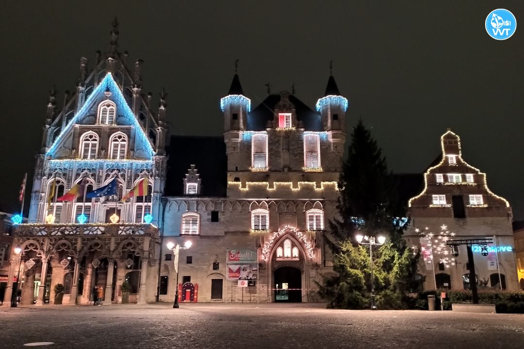 Photo of the town hall of Mechelen with Christmas decorations