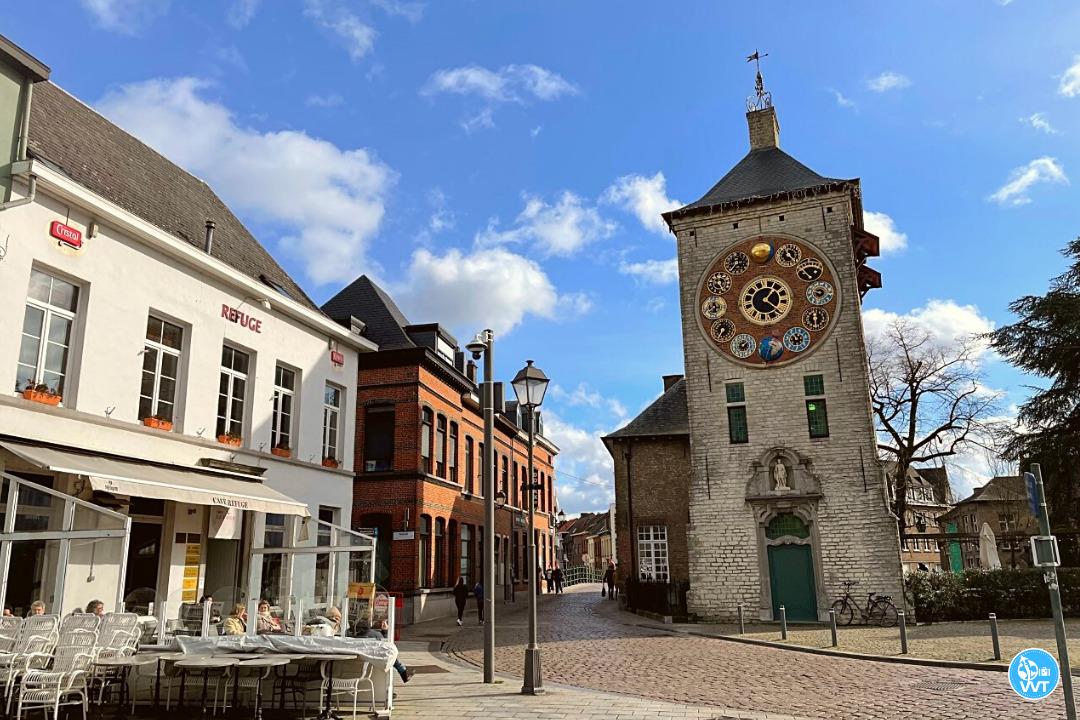 Bild des Zimmerturms und der ihn umgebenden Bars in Lier, Belgien