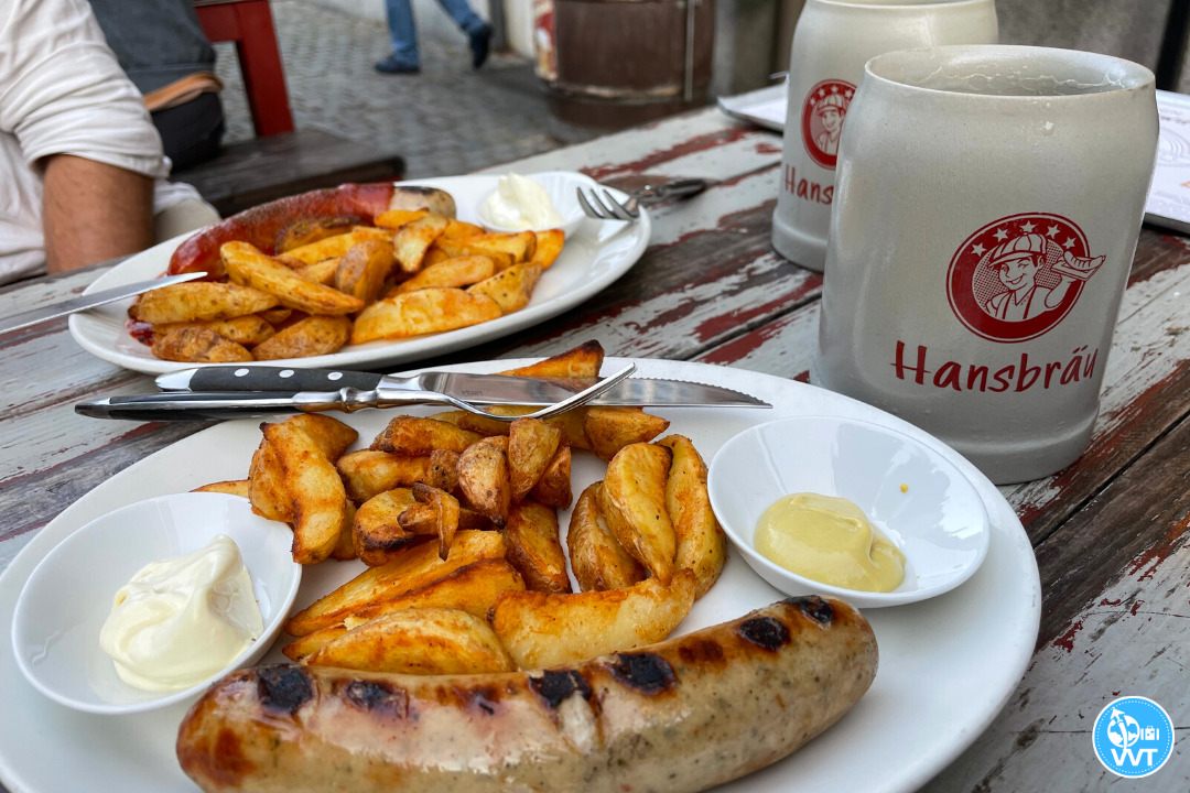 Foto von unserem Mittagessen in Aachen: Würstchen mit Bier