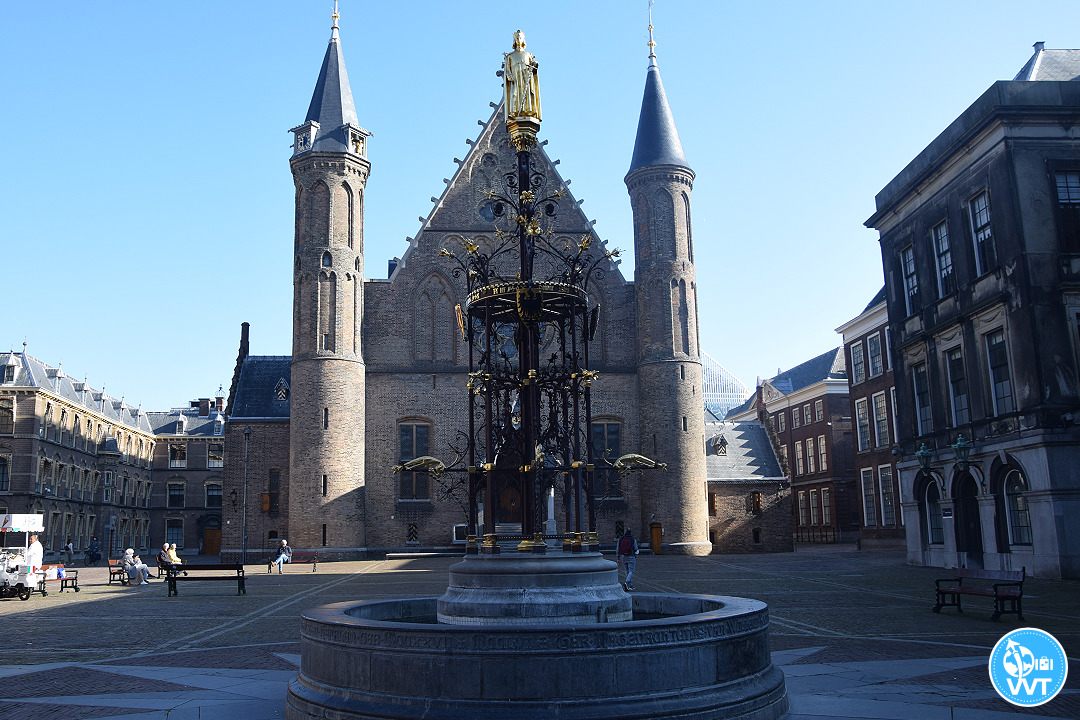 Bild des Rittersaals (Ridderzaal) und des Brunnens Wilhelm II. (im Inneren des Binnenhofs)